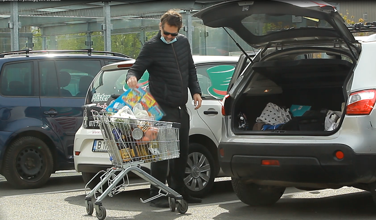 Florin Piersic junior a ajuns cu produsele cumpărate la mașină și va începe să golească tot coșul