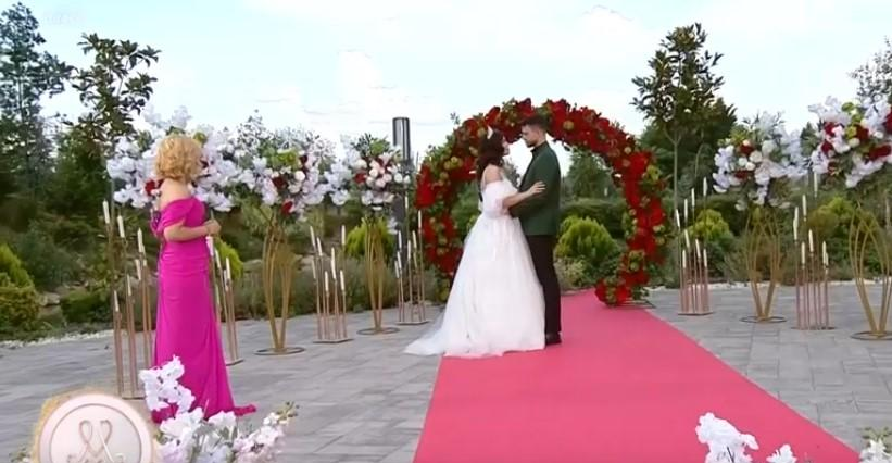 Finaliștii la Mireasa au divorțat?! Detaliul observat de fani care i-au dat de gol