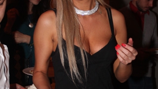 Ispitita de dulciuri si de carne, Simona Sensual nu a putut sa tina post!  A dat spanacul pe shaorma!