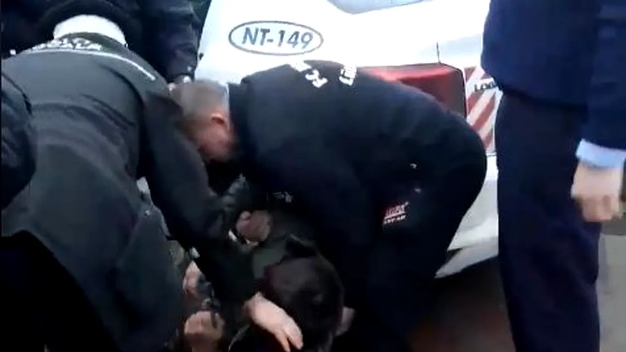 Traversare nepermisă în Piatra Neamț! Un bărbat a fost pus la pământ și încătușat după ce a trecut strada neregulamentar