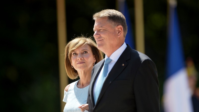Ținuta lui Carmen Iohannis a atras privirile tuturor. Cum s-a dus la vot soția președintelui. FOTO