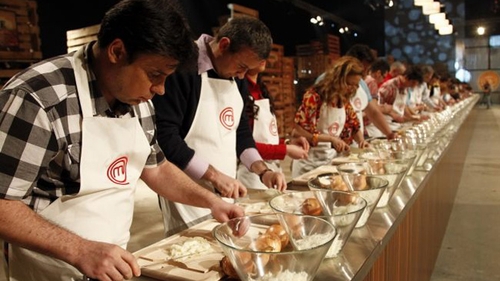 Proba de foc pentru concurentii MasterChef! Vor fi nevoiti sa gateasca pentru 180 de persoane, printre care Laura Cosoi, Smiley, Andra, Mihai Petre si multi altii!