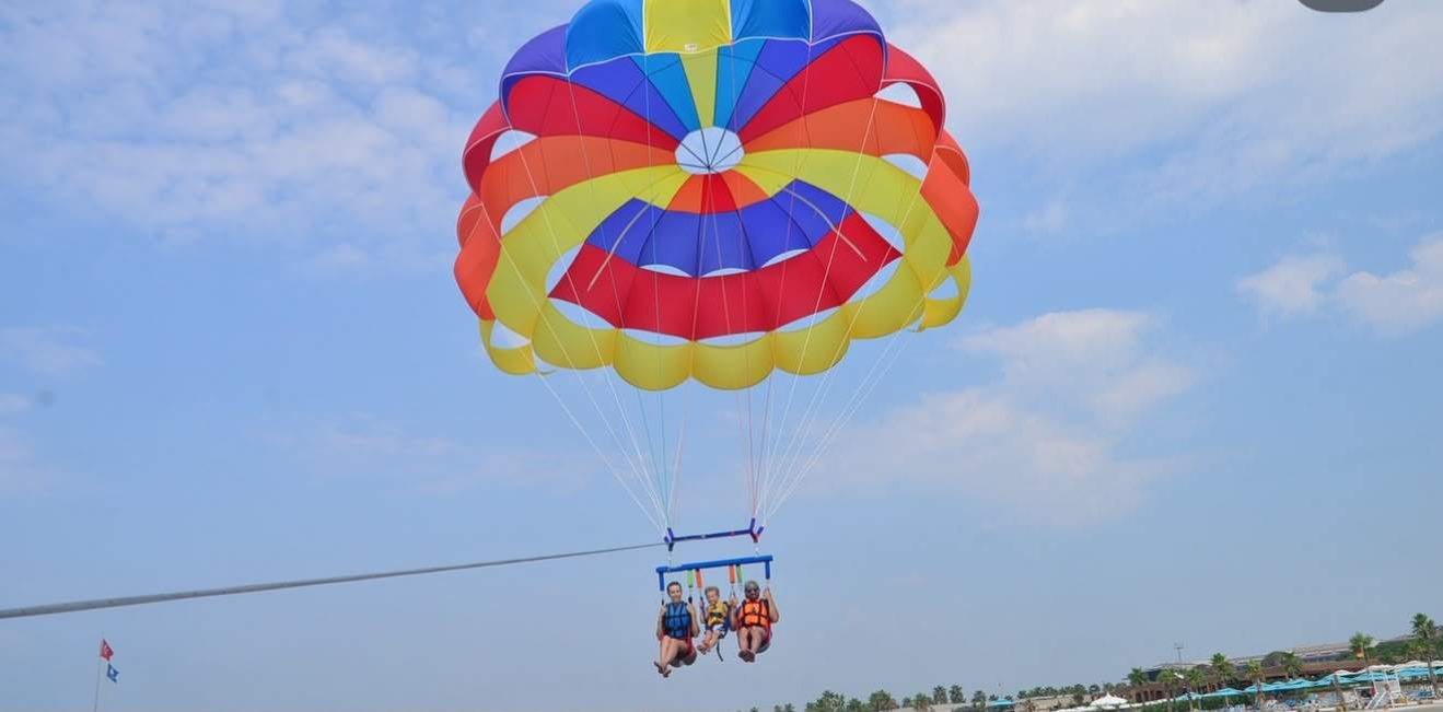 Gabriela Prisăcariu, gest de curaj la 33 de ani. Soția lui Dani Oțil a făcut parasailing pentru prima dată