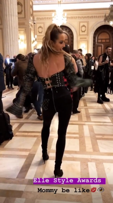Flavia Mihășan, cu un decolteu obraznic pe covorul întins pentru gala revistei ELLE. Fosta asistentă de la Neatza, criticată de o fană care a comparat-o cu Loredana Groza