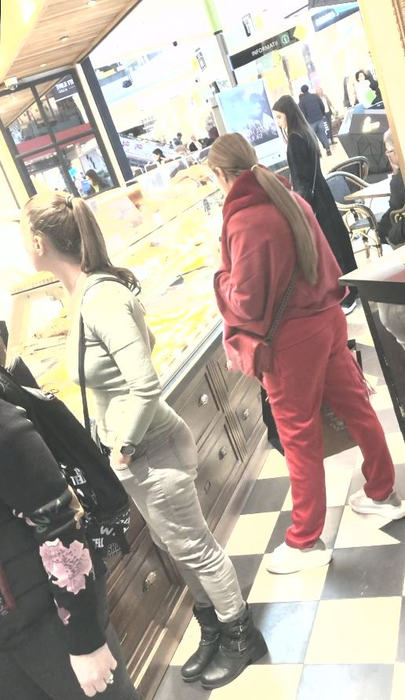 Ana și Rebecca nu sunt hotărâte ce fel de prăjituri să cumpere