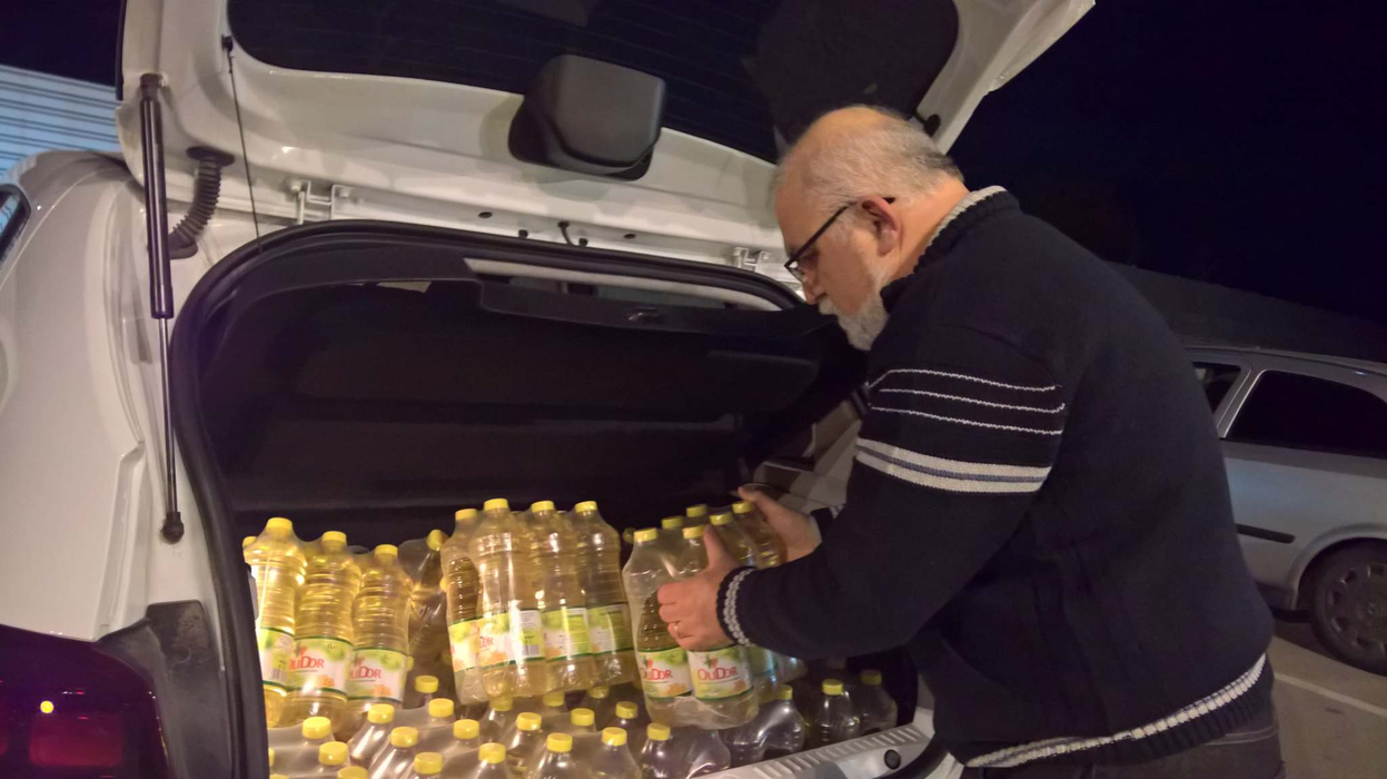 Preotul a luat inițiativa de a dărui câte 100 de litri de ulei nevoiașilor, în postul Paștelui