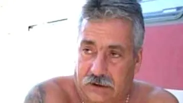 Pentru el, expresia bai esti de c***t are alt sens! Vezi cum i-a explodat unui barbat WC-ul din tren in fata si l-a umplut de noroc - Trenul de Timisoara a oprit in prima statie si toti au lesinat