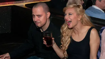 Unul canta, altul joaca sau secretul casniciei Lorei! Ce face artista in timp ce sotul ei se ocupa de aprovizionarea casei