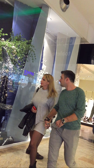 Cei doi se ţin strâns de mână, în mall-ul din Capitală