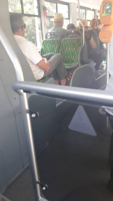 Un bărbat în vârstă din Iași a ocupat trei scaune în autobuz și nu a lăsat pe nimeni să stea: „Putea să-și dea puțin picioarele jos….”