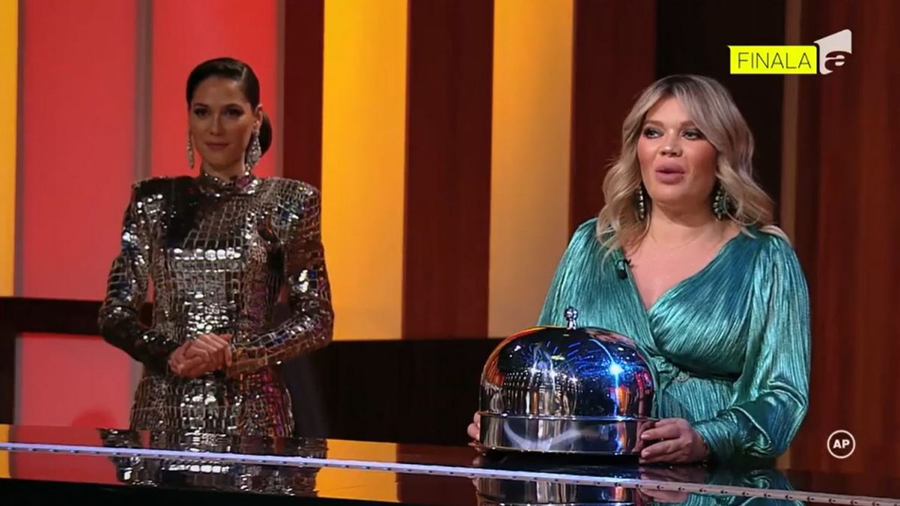 Cu câteva zile bune înainte să o nască pe Josephine, Gina Pistol a mers pe platourile de filmare ale Antenei 1 ca să filmeze finala “Chefi la cuțite” 2021 © Facebook