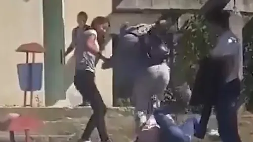 Anchetă la Vaslui, după ce două fete s-au bătut în curtea unui liceu. VIDEO