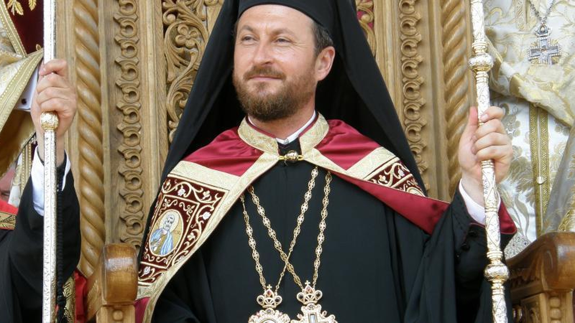 Episcopul Huşilor, filmat alături de un bărbat în ipostaze... Cine apare în imagini