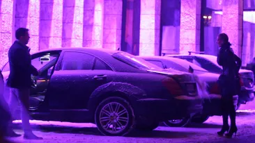 De senzatie! Cum se incheie o noapte in club? Domnul plateste, fata munceste! El a stat la caldura, ea a deszapezit masina!