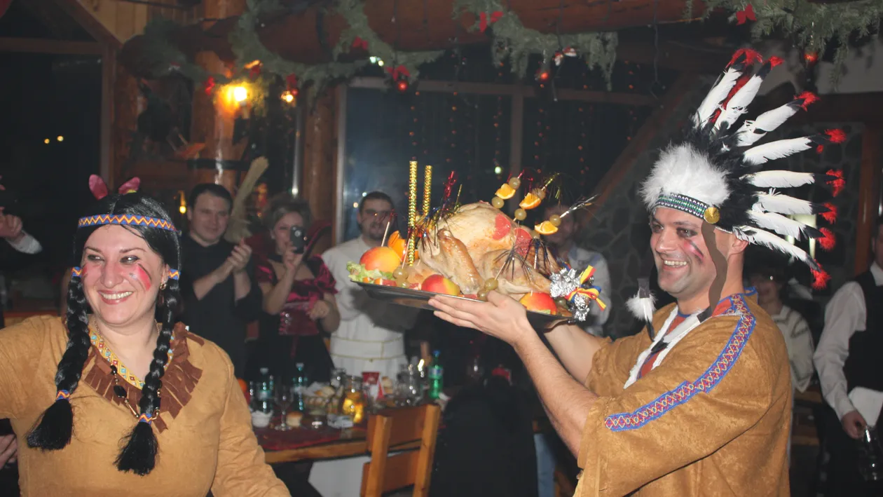 Turistii care au fost de Revelion la munte au continuat petrecerile! Uite ce costume de carnaval trasnite s-au purtat la Busteni!