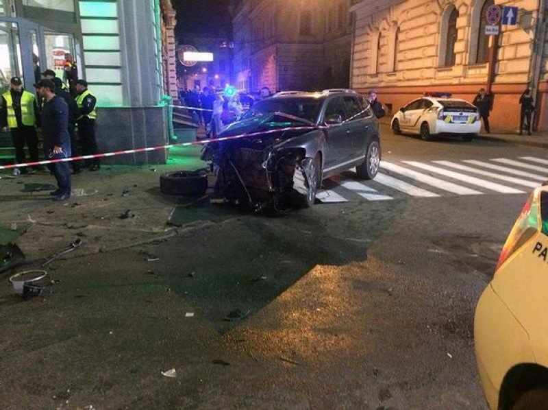 Fiica unui oligarh a trecut cu bolidul de lux pe roşu şi a provocat un carnagiu! „Locul arată ca o zonă de război”