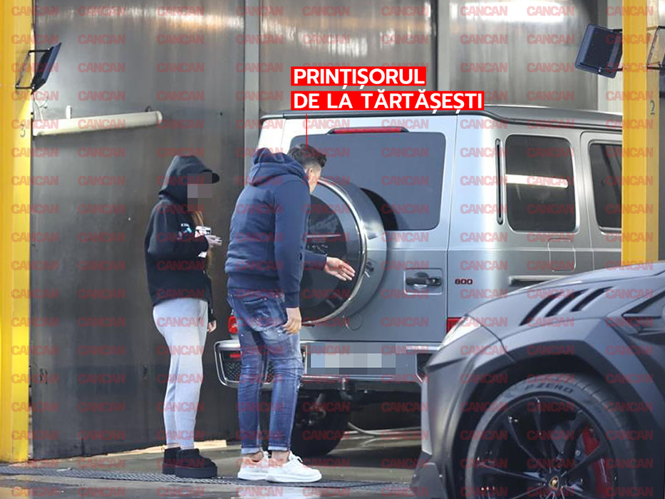 Cei doi s-au întors la spălătorie și verifică mașina
