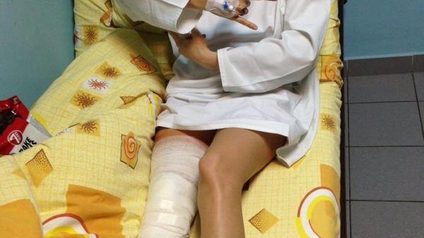 A luat-o pe urmele concurenţilor de la "Dansez". Coregrafa Cocuţa, pe patul de spital, cu branulă în mână şi cu genunchiul operat