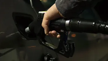 Vești bune pentru șoferi. Ce se întâmplă cu prețul petrolului
