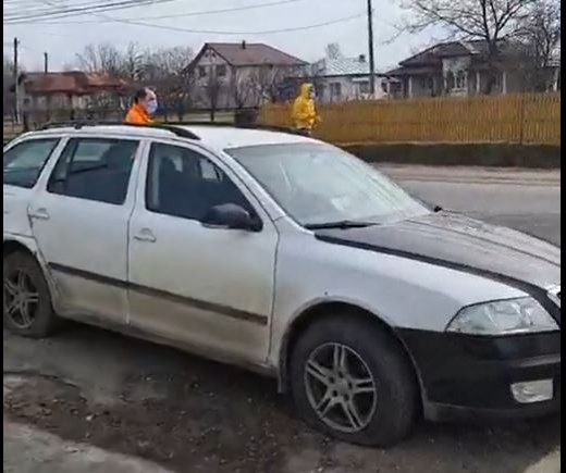 Scene de-a râsu’-plânsu’ în Târgoviște. Un șofer s-a închis 2 ore în mașină, după ce a fost tras pe dreapta de polițiști. Mascații au fost chemați să intervină| VIDEO