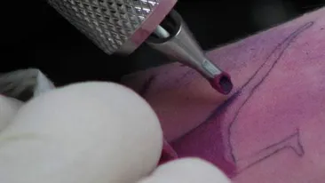 Cat de tare e asta? A fost condamnat la inchisoare pentru ca a facut acest tatuaj