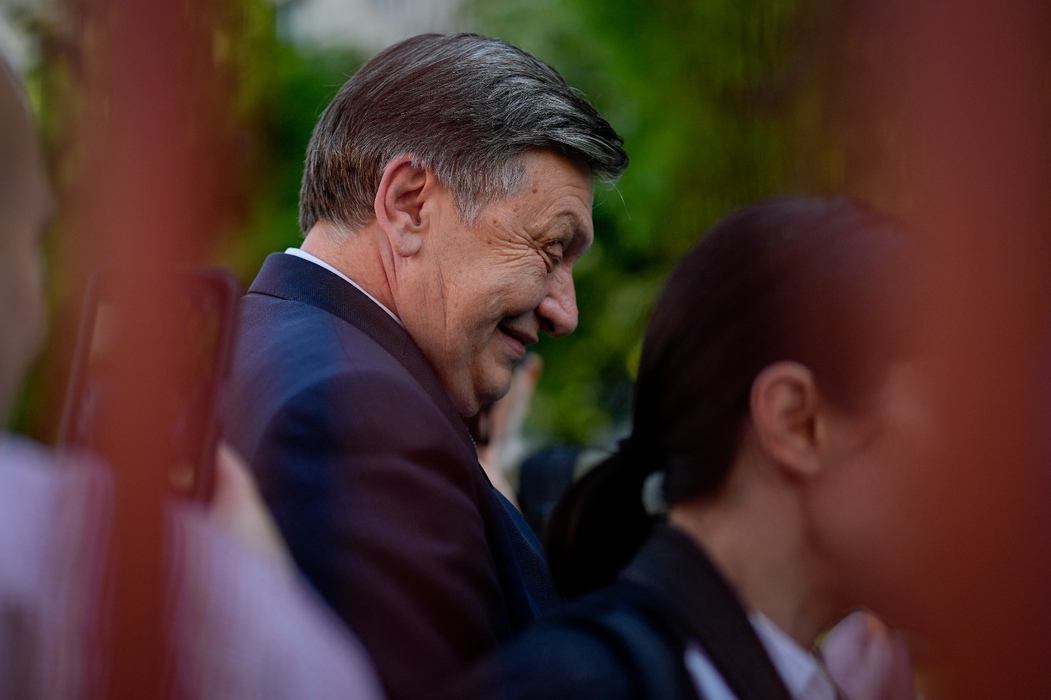 Crin Antonescu a oferit declarații jurnaliștilor la ieșire Sursa foto: Mediafax