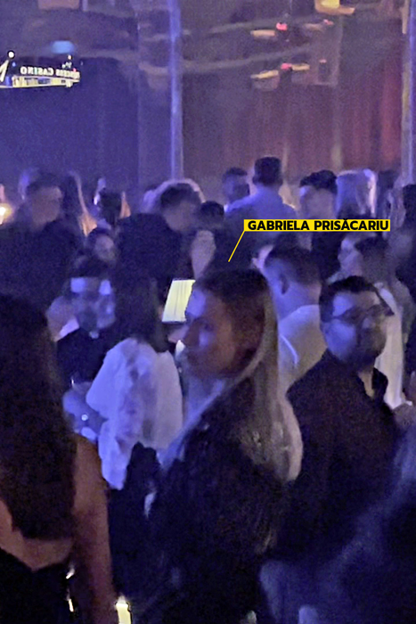 Gabriela Prisăcariu vorbește cu una dintre prietenele ei  (Foto: CANCAN.RO)