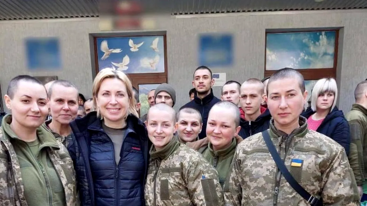 Femeile din armata ucraineană care au fost luate prizonieri de ruși au fost rase în cap: „Umilință, aroganță și dispreț”