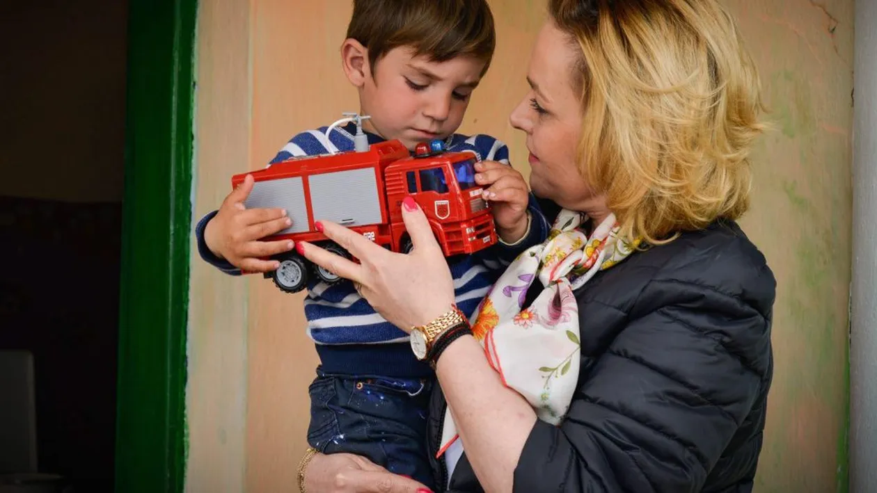 Ministrul Carmen  Dan l-a vizitat pe băiețelul căzut în puț, anul trecut. ”Am ales să îl întâlnesc pe Dănuţ şi să îi fac sărbătorile mai frumoase”