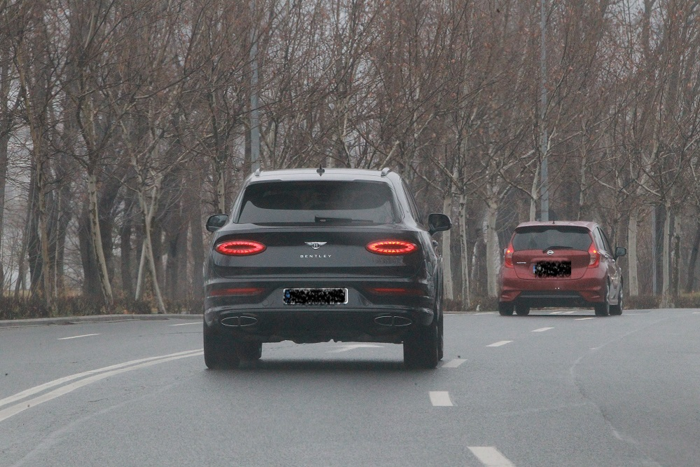 Mădălina și iubitul ei circulă cu un Bentley Bentayga