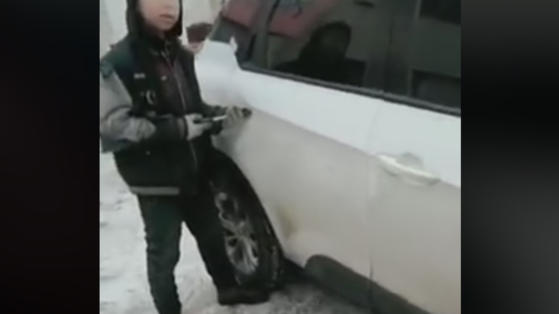 Invenţie ingenioasă! Acest tânăr şi-a improvizat maşina cu un mâner din fier! Uite cum arată “bijuteria“