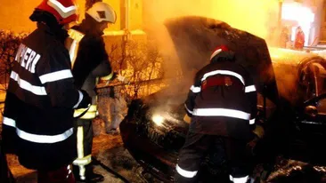 Atac mafiot într-un oraş din România! Maşina unui poliţist, incendiată în toiul nopţii 