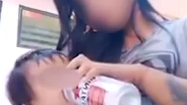 Scandalos! O mamă i-a dat fiicei ei să bea bere pentru a o adormi mai repede