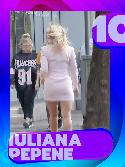 Ramona Olaru sau Delia, în TOP 25 sexy-vedete care… Iluzie optică, nu au nimic sub fustițe?!