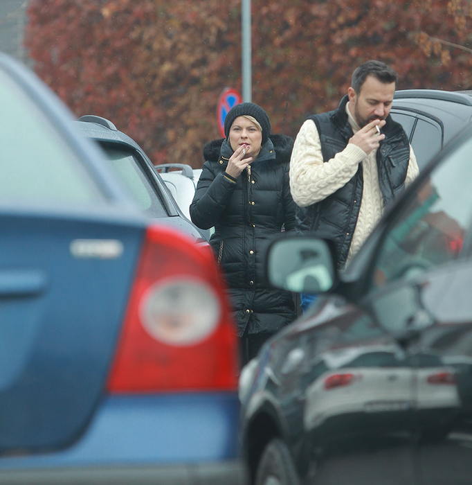 Titus și Jasmine savurează câte o țigară