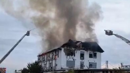 Incendiu devastator la un hotel din Prahova! 5 persoane se aflau în interior: o femeie a fost găsită carbonizată