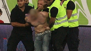 Cei doi suporteri care au intrat pe teren la meciul Pandurii-Steaua sunt cercetati penal