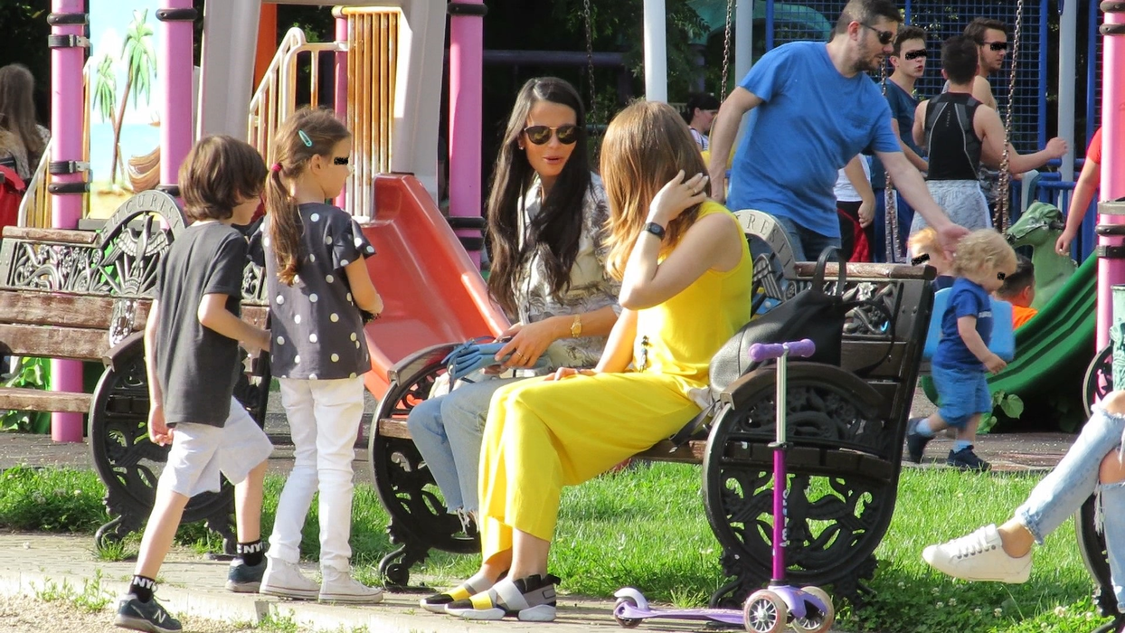 Anca Serea, în parc cu o amică și trei dintre copiii ei