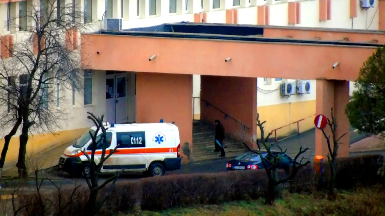 Imaginile neputinței la Piatra Neamț. Pacienți tratați afară, probele de sânge și urină, recoltate tot în curtea spitalului. VIDEO