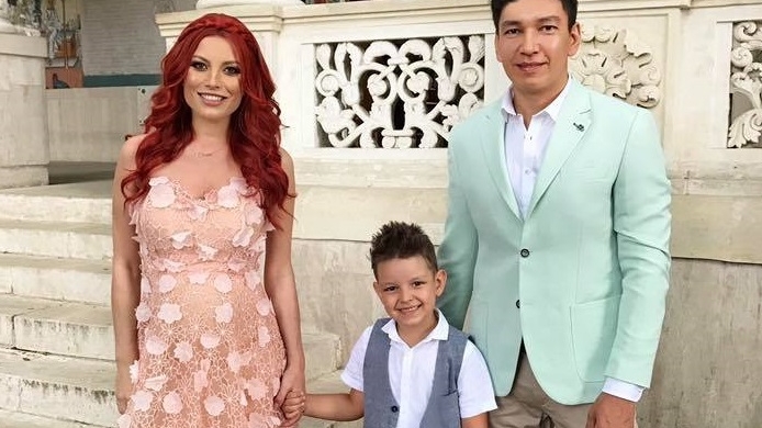 Elena Gheorghe a ieşit la cumpărături cu fiul ei! Gestul făcut de Nicholas a impresionat-o teribil pe graviduţă: ”Mândră de băiatul meu bun!”