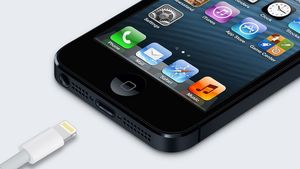 Ce s-a intamplat dupa ce a bagat in priza un incarcator de IPHONE! "Am fost la un pas de moarte!"