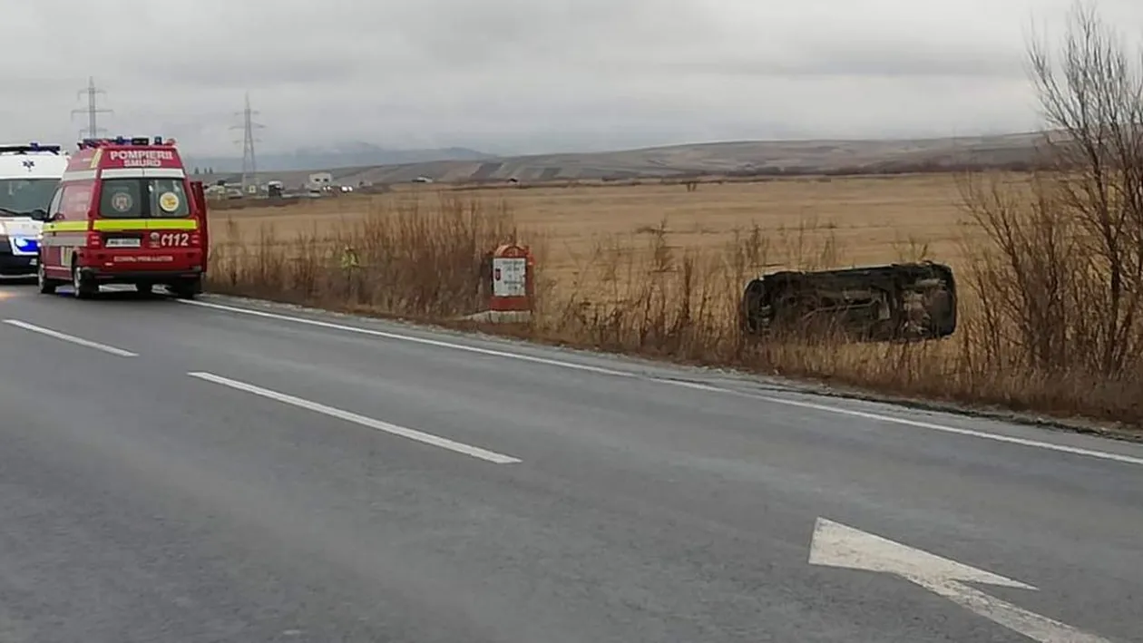 Accident înfiorător în Harghita! Un bărbat a murit, iar altul a fost rănit, după ce s-au răsturnat cu mașina pe un câmp