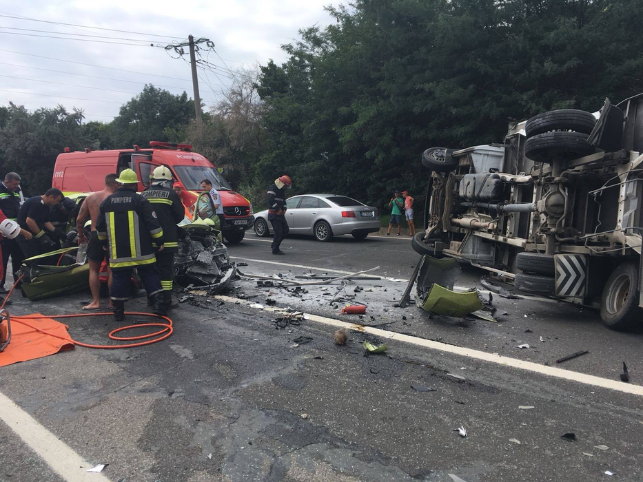Trei persoane rănite, între care un adolescent în comă, în urma unui accident lângă Costinești. Tânărul, preluat cu elicopterul SMURD