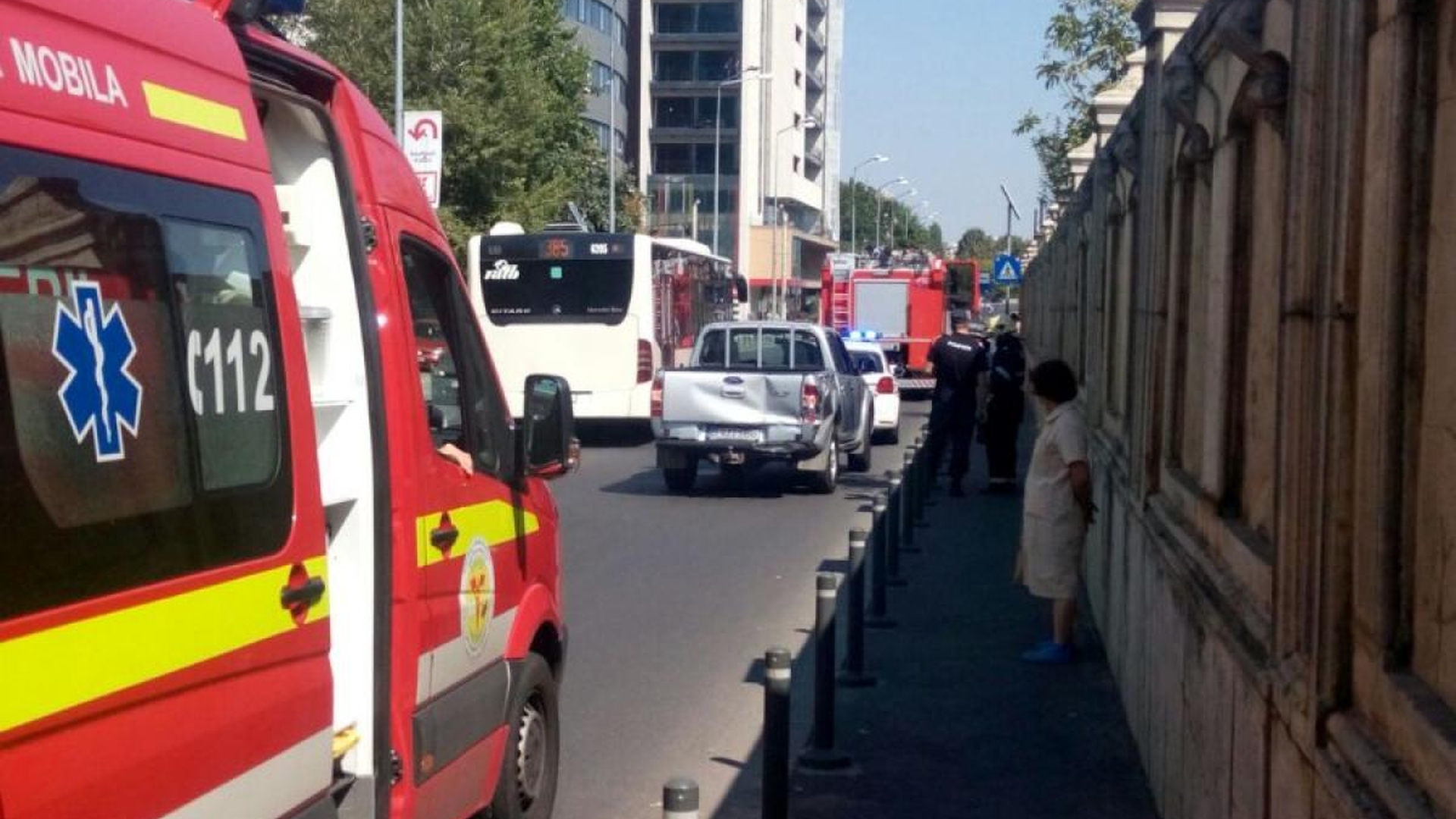 Accident în centrul Capitalei soldat cu opt răniţi. Un autobuz RATB s-a ciocnit de o altă maşină
