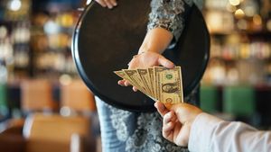 Un client generos i-a lăsat bacșiș unei chelnerițe 2.000 de dolari. Patronul restauranului, însă, nu a vrut să-i dea banii