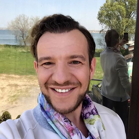 Stephan Pelger, creatorul de modă care a îmbrăcat-o şi pe Carmen Iohannis, a făcut dezvăluiri despre viaţa lui: „Sunt înfiat de la un an, n-am avut…”