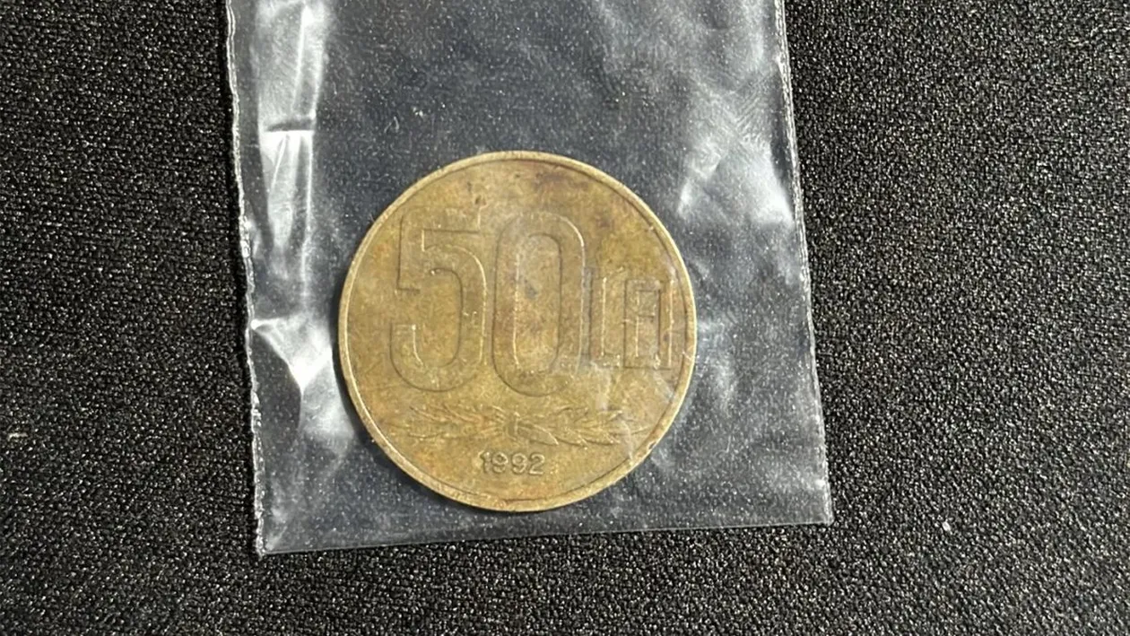 Dacă o găsești pe acasă, ai dat lovitura! Cu cât se vinde celebra monedă de 50 de lei din anii '90, acum, în august 2024