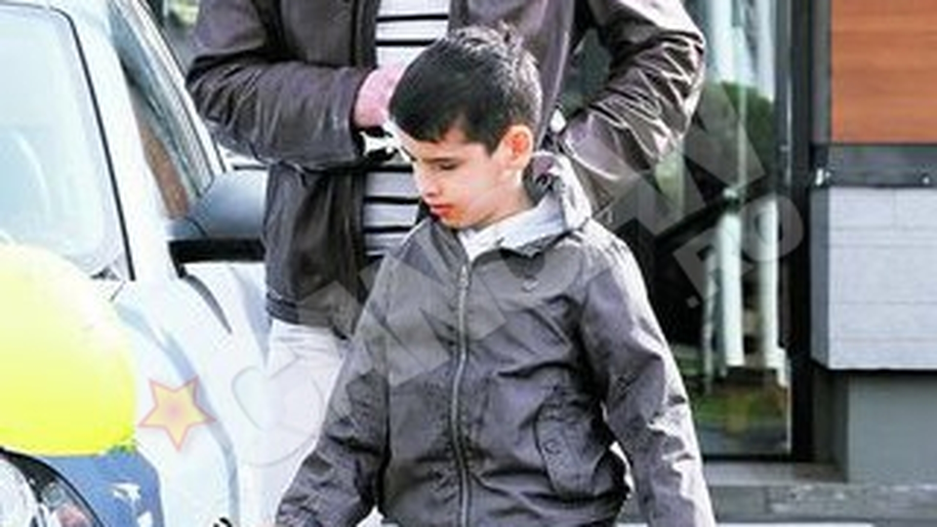 Roluri impartite in familia lui Madalin Ionescu! Ea la discoteca, el cu copilul!