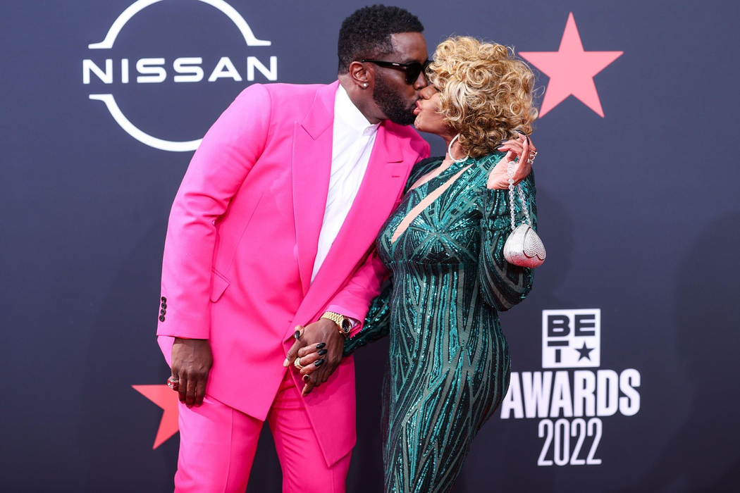 Sean „Diddy” Combs și mama sa Janice Combs sosesc la BET Awards 2022 care au avut loc la Microsoft Theater din Los Angeles pe 26 iunie 2022.  Foto: Profimedia