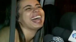 VIDEO Beata manga! O soferita dezbracata nu stie de capul ei si rade cu gura la urechi din masina politiei! Vezi in ce hal face de fata cu televiziunile!